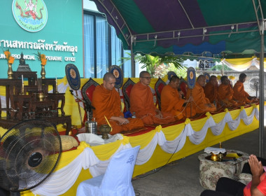 กิจกรรม ทำบุญเจริญพระพุทธมนต์และถวายภัตตาหารเพลแด่พระสงฆ์ ... พารามิเตอร์รูปภาพ 16