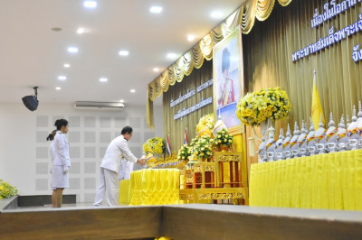 พิธีถวายเครื่องราชสักการะและวางพานพุ่ม ... พารามิเตอร์รูปภาพ 1
