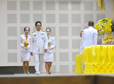 พิธีถวายเครื่องราชสักการะและวางพานพุ่ม ... พารามิเตอร์รูปภาพ 1