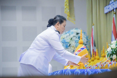 พิธีถวายเครื่องราชสักการะและวางพานพุ่มทอง พุ่มเงิน ... พารามิเตอร์รูปภาพ 1