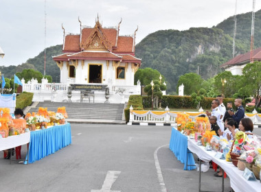 พิธีเจริญพระพุทธมนต์และทำบุญตักบาตรถวายพระราชกุศล ... พารามิเตอร์รูปภาพ 5