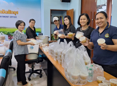 เปิดโรงครัวทำข้าวกล่องเพื่อนำไปแจกให้กับผู้ประสบอุทกภัยในพื้นที่ คทช. ... พารามิเตอร์รูปภาพ 2