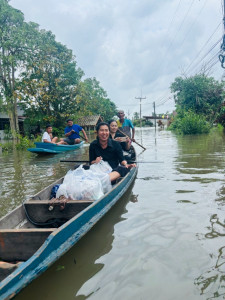 เปิดโรงครัวทำข้าวกล่องพร้อมขนมหวานและน้ำดื่มแจกให้กับผู้ประสบอุทกภัย ... พารามิเตอร์รูปภาพ 1