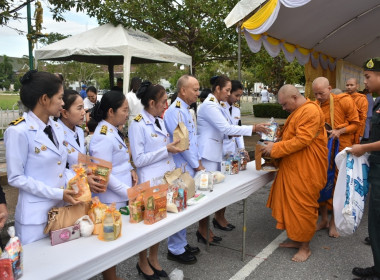 พิธีเจริญพระพุทธมนต์และทำบุญตักบาตรถวายพระราชกุศล พารามิเตอร์รูปภาพ 8
