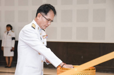พิธีถวายน้ำสรงและถวายสักการะพระศพ เบื้องหน้าพระรูป ... พารามิเตอร์รูปภาพ 1