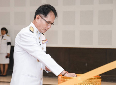 พิธีถวายน้ำสรงและถวายสักการะพระศพ เบื้องหน้าพระรูป ... พารามิเตอร์รูปภาพ 2