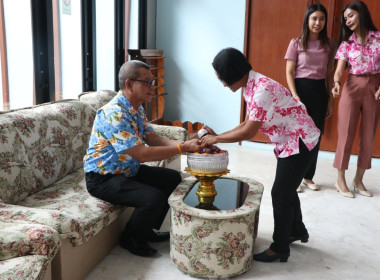 พิธีรดน้ำขอพร เนื่องในวันสงกรานต์ ปี 2566 พารามิเตอร์รูปภาพ 3