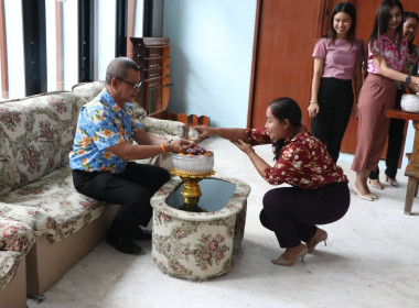 พิธีรดน้ำขอพร เนื่องในวันสงกรานต์ ปี 2566 พารามิเตอร์รูปภาพ 8