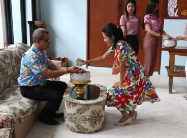 พิธีรดน้ำขอพร เนื่องในวันสงกรานต์ ปี 2566 พารามิเตอร์รูปภาพ 20