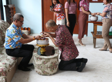 พิธีรดน้ำขอพร เนื่องในวันสงกรานต์ ปี 2566 พารามิเตอร์รูปภาพ 24