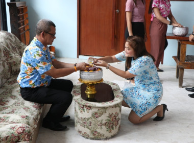 พิธีรดน้ำขอพร เนื่องในวันสงกรานต์ ปี 2566 พารามิเตอร์รูปภาพ 27