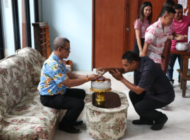 พิธีรดน้ำขอพร เนื่องในวันสงกรานต์ ปี 2566 พารามิเตอร์รูปภาพ 36