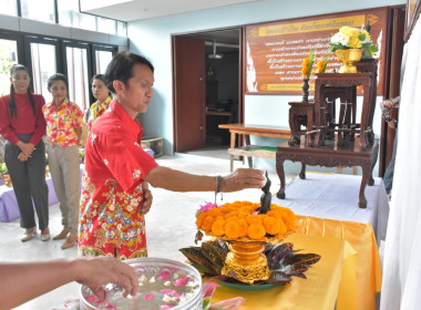พิธีรดน้ำขอพรวันสงกรานต์ ประจำปี 2567 พารามิเตอร์รูปภาพ 30