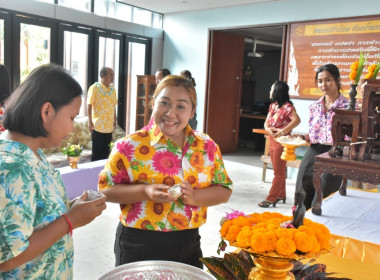 พิธีรดน้ำขอพรวันสงกรานต์ ประจำปี 2567 พารามิเตอร์รูปภาพ 35