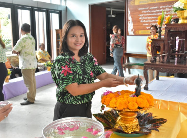 พิธีรดน้ำขอพรวันสงกรานต์ ประจำปี 2567 พารามิเตอร์รูปภาพ 40