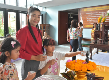 พิธีรดน้ำขอพรวันสงกรานต์ ประจำปี 2567 พารามิเตอร์รูปภาพ 47