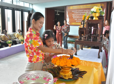 พิธีรดน้ำขอพรวันสงกรานต์ ประจำปี 2567 พารามิเตอร์รูปภาพ 48