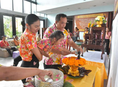 พิธีรดน้ำขอพรวันสงกรานต์ ประจำปี 2567 พารามิเตอร์รูปภาพ 52