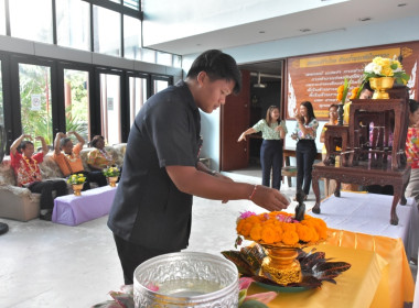 พิธีรดน้ำขอพรวันสงกรานต์ ประจำปี 2567 พารามิเตอร์รูปภาพ 71