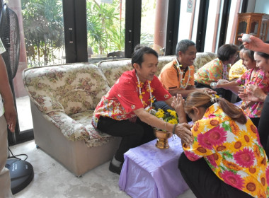พิธีรดน้ำขอพรวันสงกรานต์ ประจำปี 2567 พารามิเตอร์รูปภาพ 85