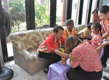 พิธีรดน้ำขอพรวันสงกรานต์ ประจำปี 2567 พารามิเตอร์รูปภาพ 87