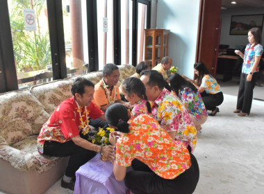 พิธีรดน้ำขอพรวันสงกรานต์ ประจำปี 2567 พารามิเตอร์รูปภาพ 88