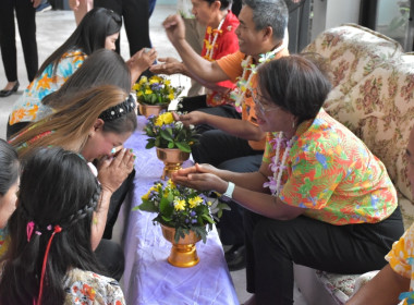 พิธีรดน้ำขอพรวันสงกรานต์ ประจำปี 2567 พารามิเตอร์รูปภาพ 95