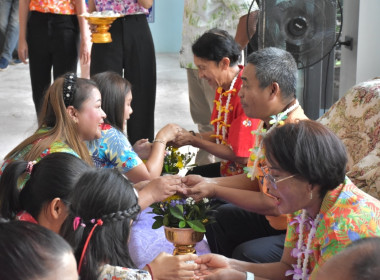 พิธีรดน้ำขอพรวันสงกรานต์ ประจำปี 2567 พารามิเตอร์รูปภาพ 96