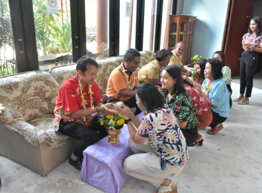 พิธีรดน้ำขอพรวันสงกรานต์ ประจำปี 2567 พารามิเตอร์รูปภาพ 108