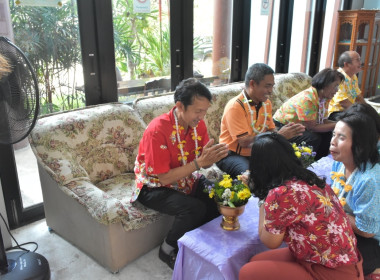 พิธีรดน้ำขอพรวันสงกรานต์ ประจำปี 2567 พารามิเตอร์รูปภาพ 113