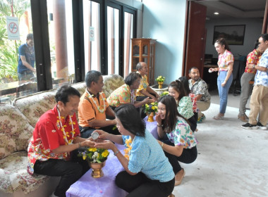 พิธีรดน้ำขอพรวันสงกรานต์ ประจำปี 2567 พารามิเตอร์รูปภาพ 115