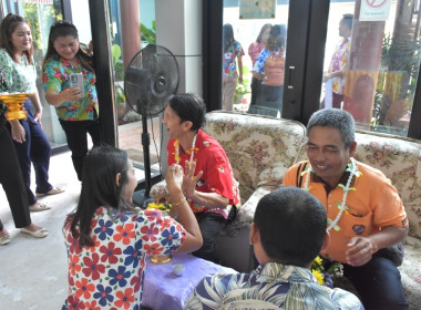 พิธีรดน้ำขอพรวันสงกรานต์ ประจำปี 2567 พารามิเตอร์รูปภาพ 121