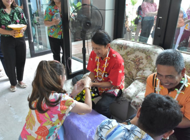 พิธีรดน้ำขอพรวันสงกรานต์ ประจำปี 2567 พารามิเตอร์รูปภาพ 127
