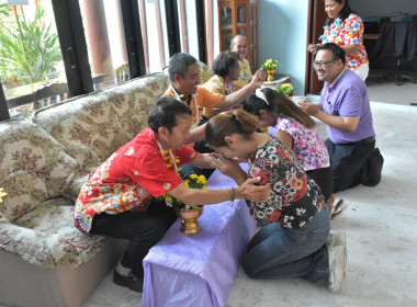 พิธีรดน้ำขอพรวันสงกรานต์ ประจำปี 2567 พารามิเตอร์รูปภาพ 137